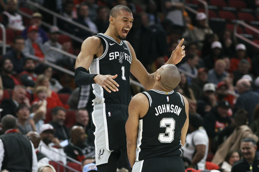 Week in Review: Spurs overcome winter, delays and bad-quarter demons to salvage difficult week