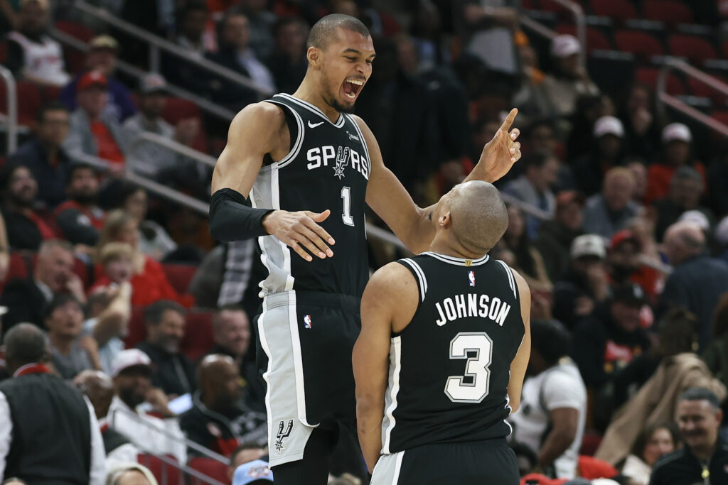 Week in Review: Spurs overcome winter, delays and bad-quarter demons to salvage difficult week