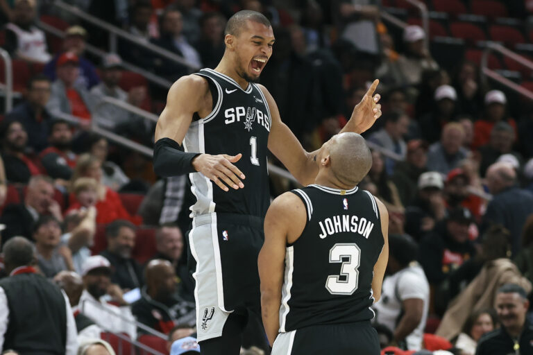 Week in Review: Spurs overcome winter, delays and bad-quarter demons to salvage difficult week