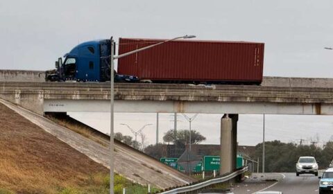 Crash involving 18-wheeler closes I-35 overpass on Northeast Side