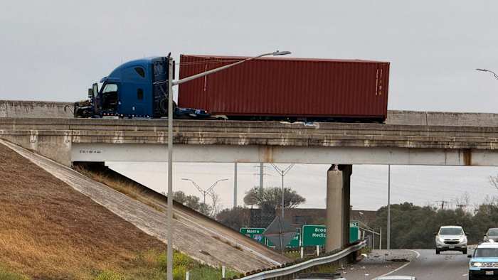 Crash involving 18-wheeler closes I-35 overpass on Northeast Side