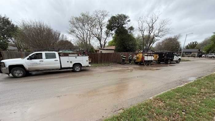 Crews work to repair water main break in Leon Valley, city says