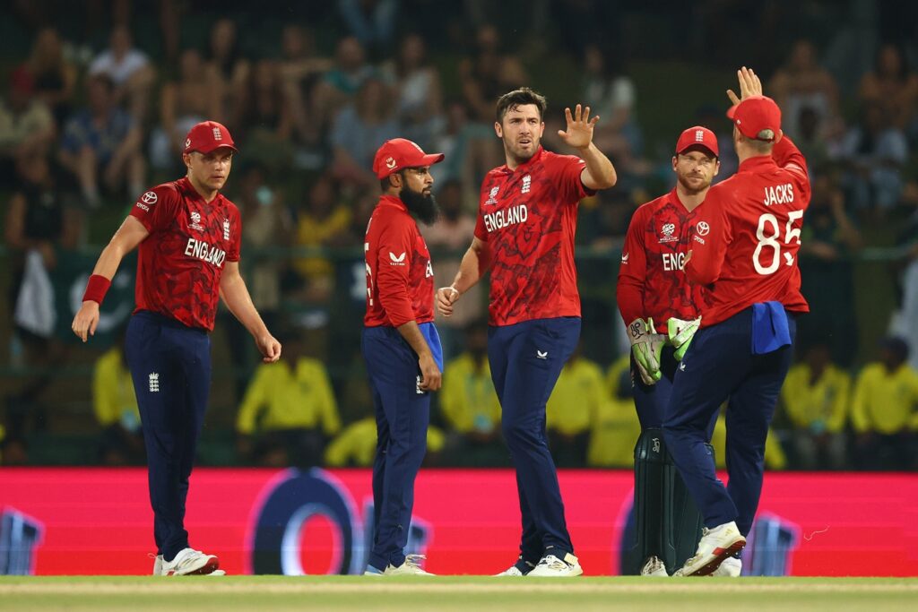 England opt to bowl, bring in Overton for Rehan