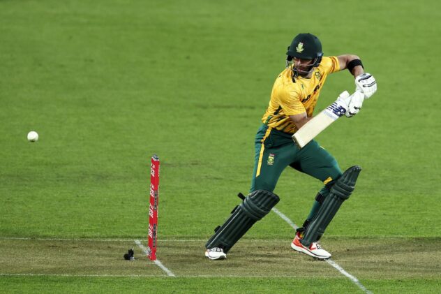 Esterhuizen's 57 and all-star bowling show take South Africa to series-levelling win