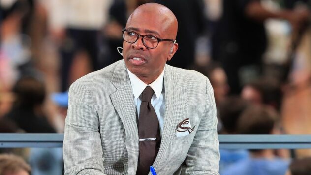 Former UNC basketball star Kenny Smith reacts to Hubert Davis' firing, shuts down coaching job interest