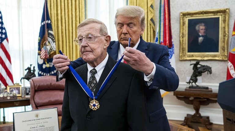 GOP lawmakers mourn legendary football coach Lou Holtz