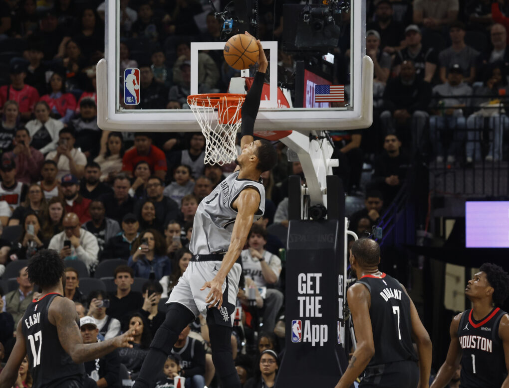Highlights: Five Spurs score 19+ in rout of Rockets