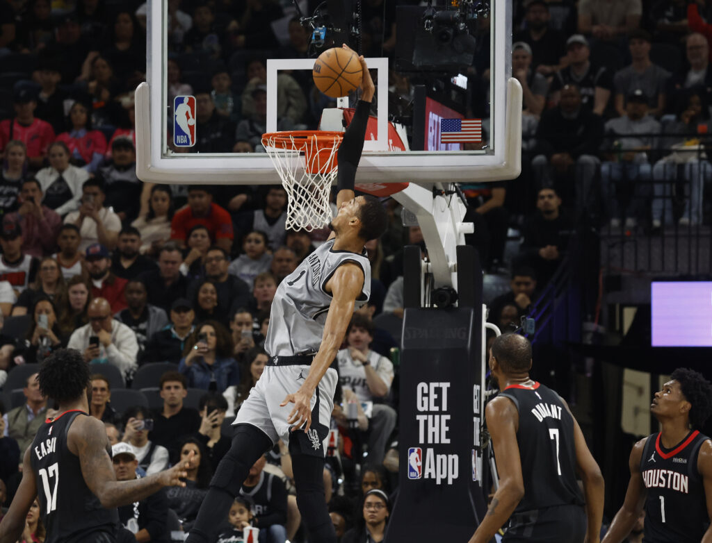 Highlights: Five Spurs score 19+ in rout of Rockets