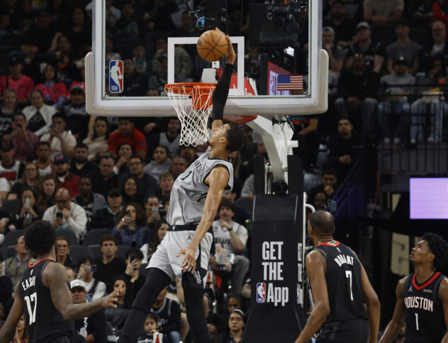 Highlights: Five Spurs score 19+ in rout of Rockets