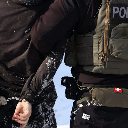 How to Keep ICE Agents Out of Your Devices at Airports