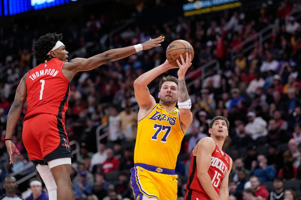 Lakers push winning streak to six games with victory over Rockets