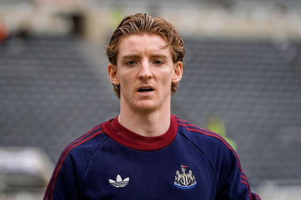 'Liverpool fan' Anthony Gordon urged to complete controversial summer transfer