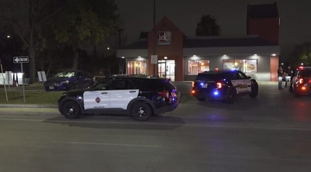 Man shot during robbery at Southwest Side restaurant, police say