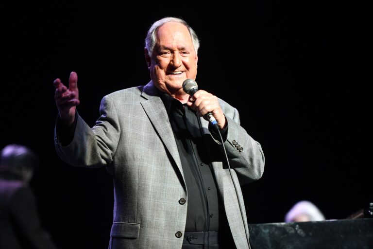 Neil Sedaka, Chart-Topping Pop Singer-Songwriter, Dies at 86