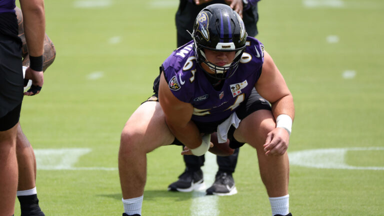 Raiders sign Tyler Linderbaum, add Jalen Nailor in free agency