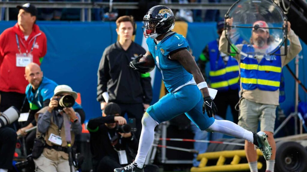 Saints To Sign RB Travis Etienne