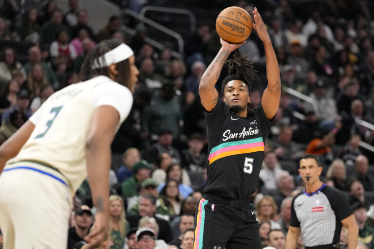 San Antonio vs. Milwaukee, Final Score: Spurs cruise past physical but short-handed Bucks, 127-95