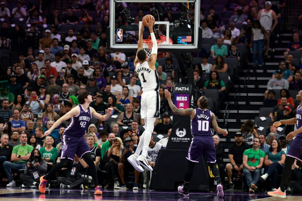 Spurs blow out Kings to cap off mini road trip