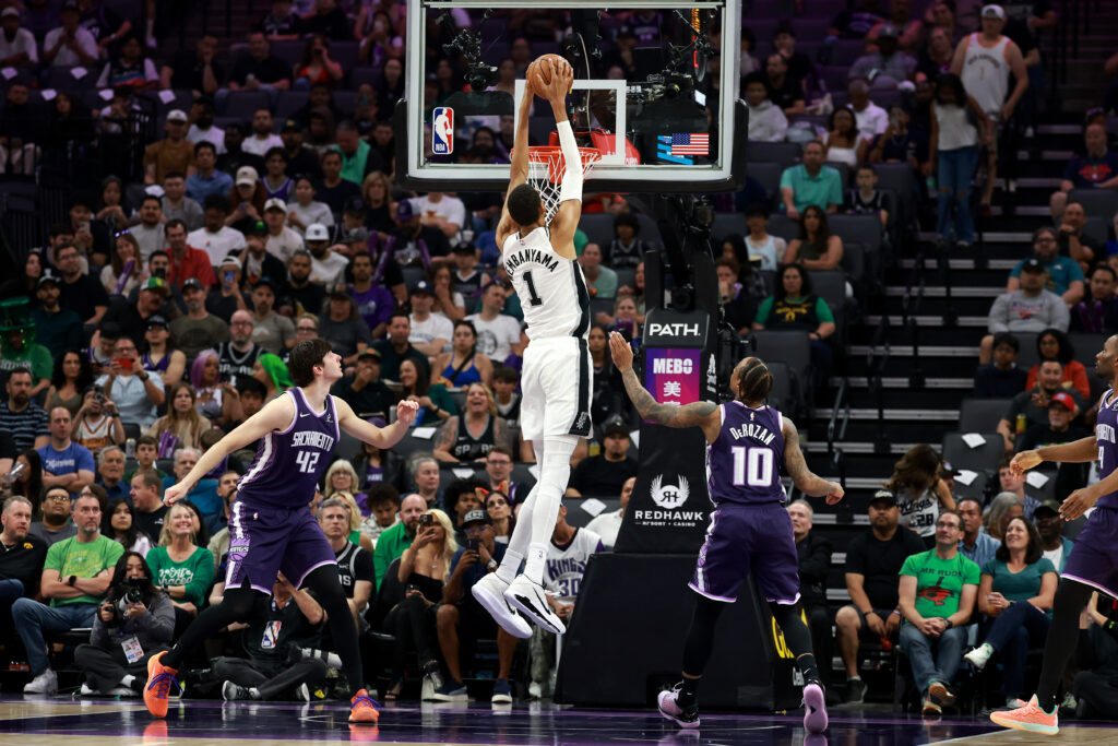 Spurs blow out Kings to cap off mini road trip