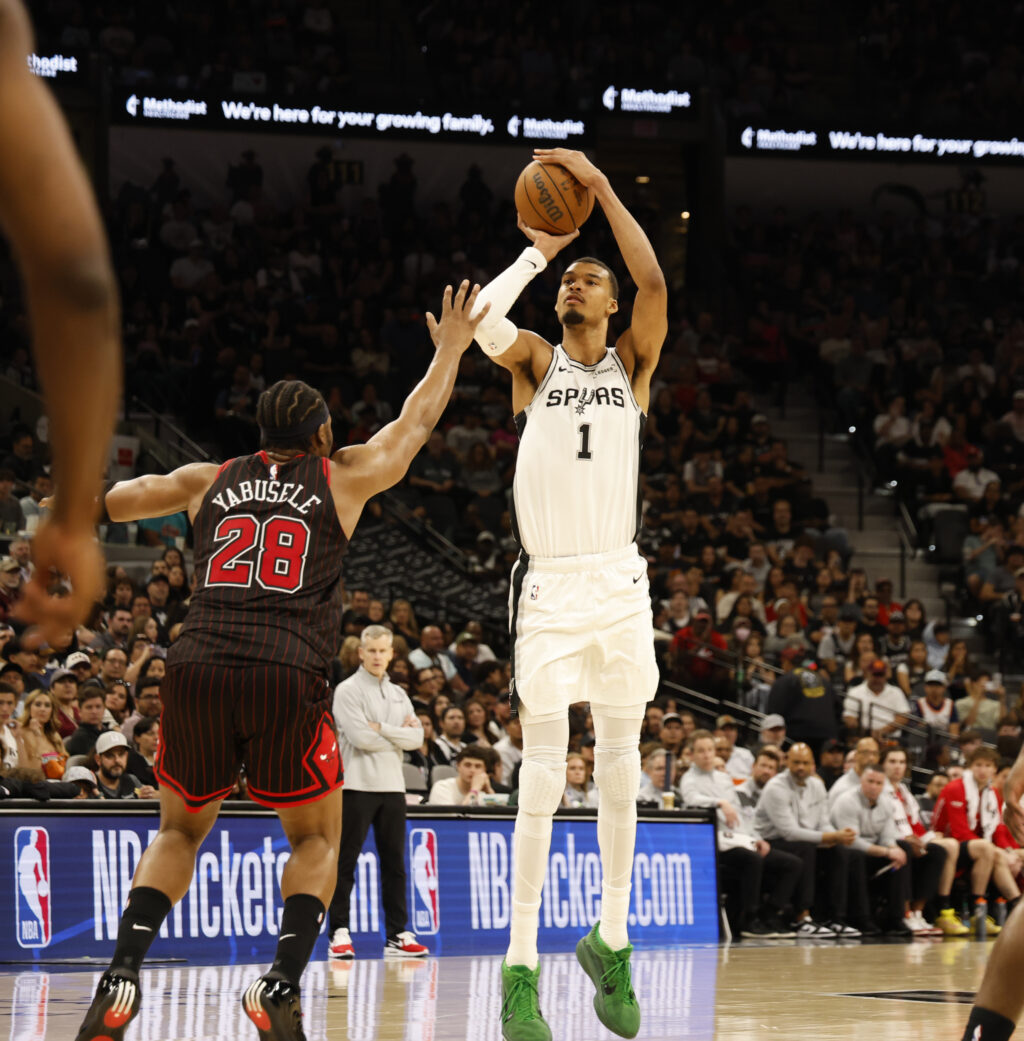 Spurs overcome slow start to run past Bulls at home