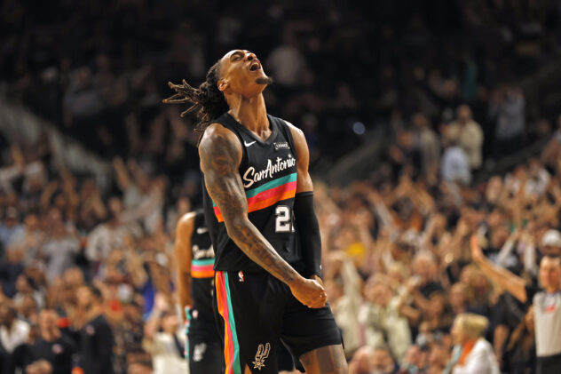 Spurs rally from 25 down to stun Clippers in electrifying comeback