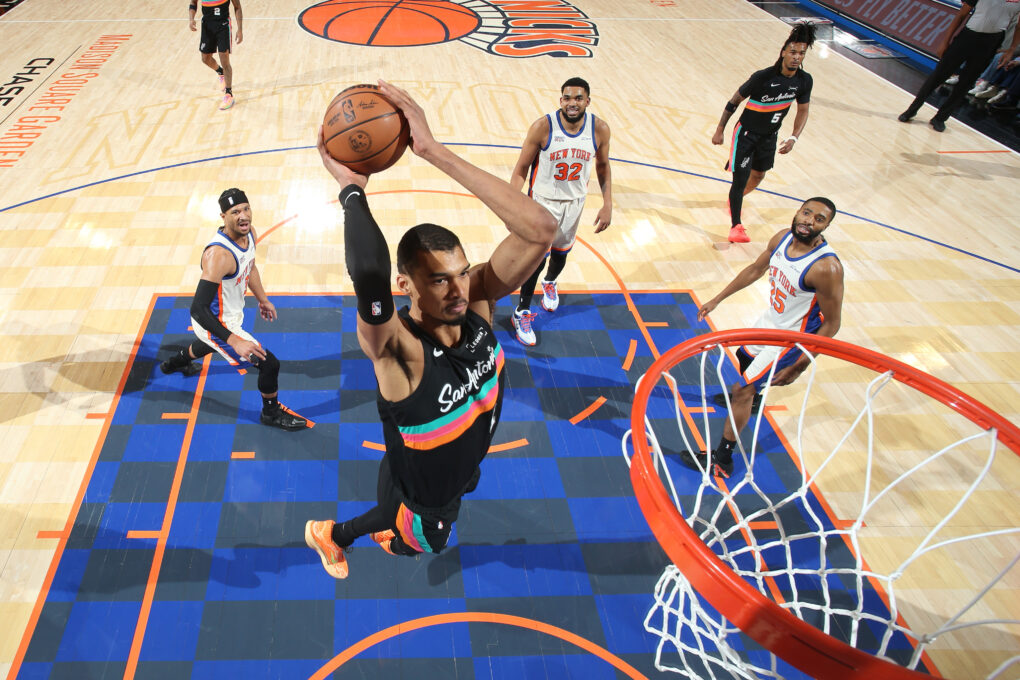 Spurs snap 11-game winning streak in New York