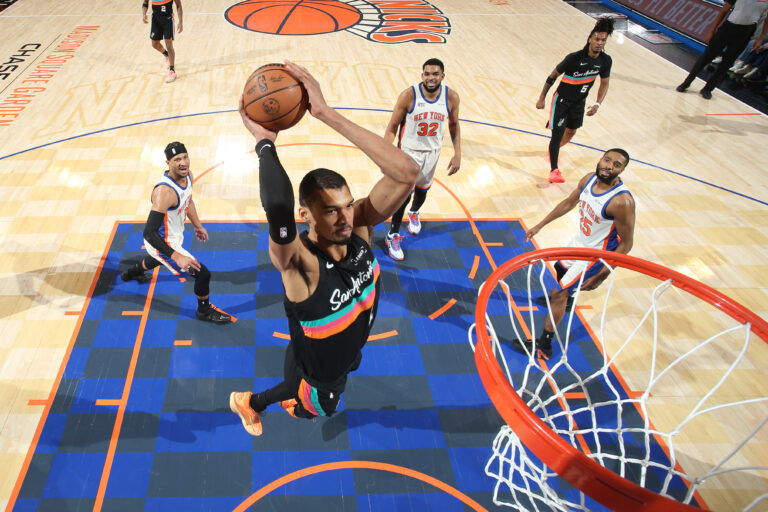 Spurs snap 11-game winning streak in New York