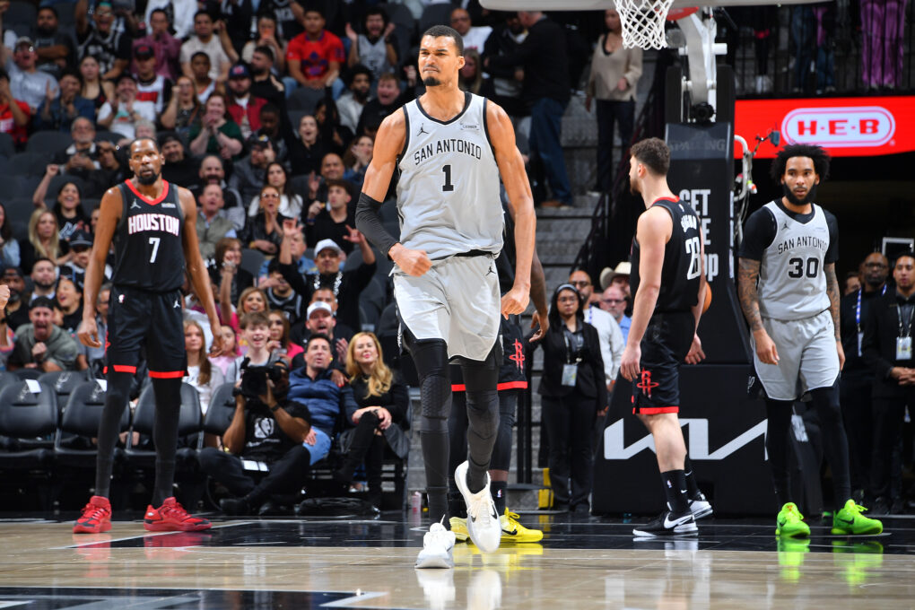Spurs unleash offensive avalanche in 145-120 rout of Rockets