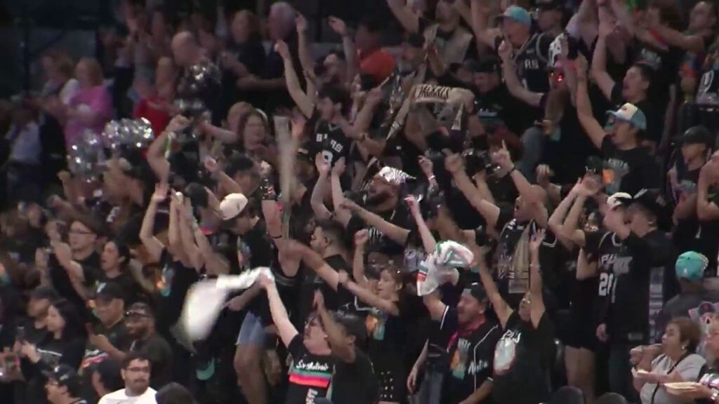 Spurs win at home after weeks away for their Rodeo Road Trip