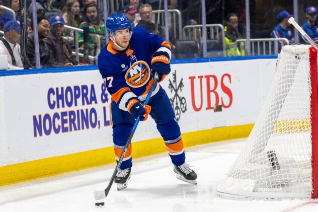 Tony DeAngelo to miss 1-2 weeks in Islanders crusher during playoff push