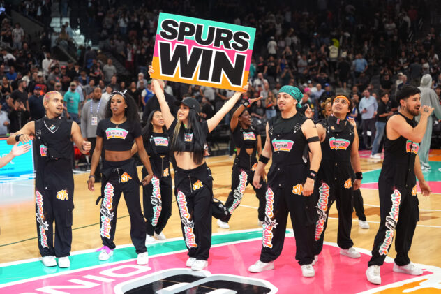 Box Grades: Spurs Cruise Past Mavs for 62nd Win of the Season