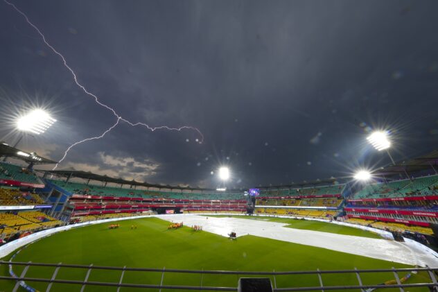 Hardik returns as MI bowl in 11-overs-a-side contest