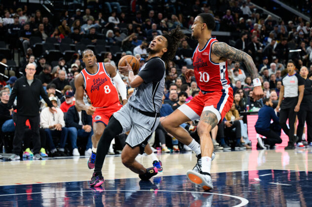 Highlights: Spurs guard trio combine for 61 points in win over Clippers