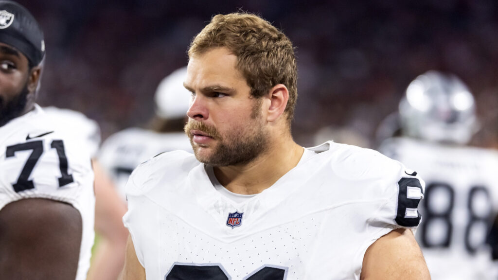 Raiders Re-Sign RFA C Jordan Meredith & ERFA DE Charles Snowden