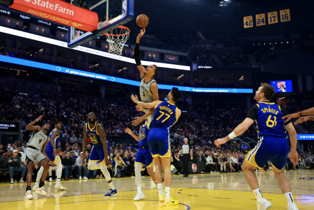 Spurs get tenth straight win with a blowout victory over the depleted Warriors