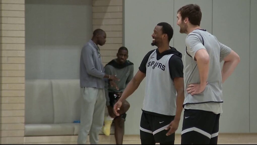 Spurs hold first practice ahead of playoffs, leaning on 2 NBA champions to prepare young core