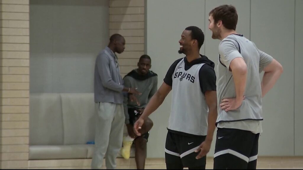 Spurs hold first practice ahead of playoffs, leaning on 2 NBA champions to prepare young core