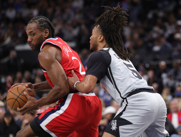 Spurs push win streak to 11 after up and down game against the Clippers