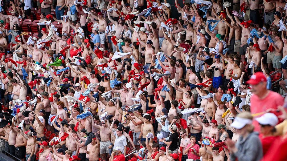 Cardinals' Ivan Herrera acknowledges shirtless mob after clubbing walk-off home run over Pirates