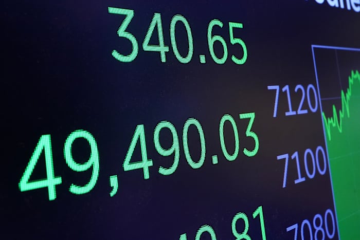 Democrats feud over stock trading as they sharpen anti-corruption case against Trump
