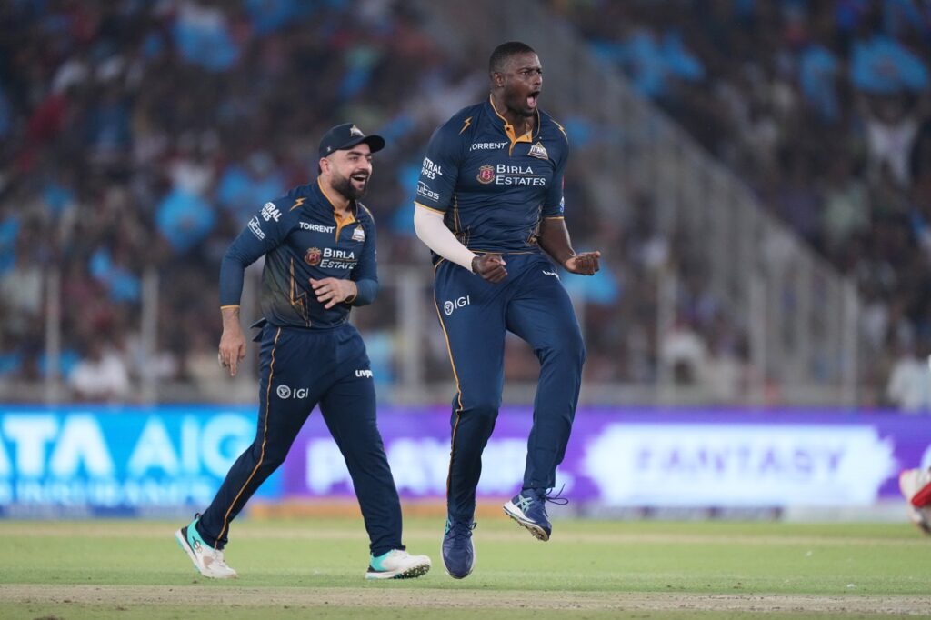 Holder and Washington star in Gujarat Titans' nervy last-over win