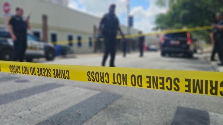 Man found with stab wound to stomach downtown, San Antonio police say