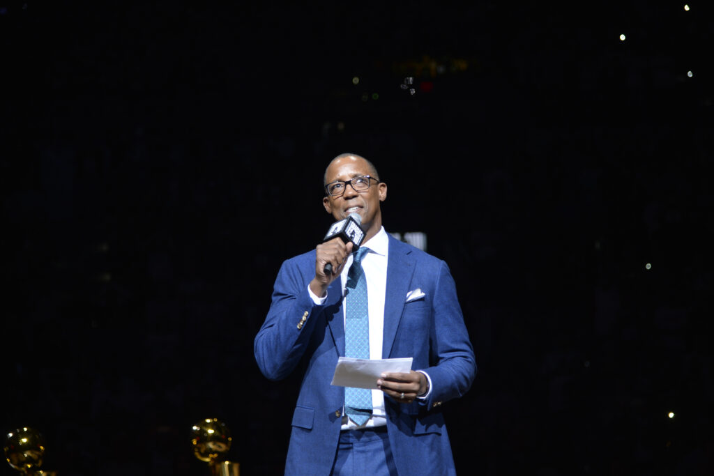 Open Thread: Sean Elliott surprises H-E-B shoppers with free groceries