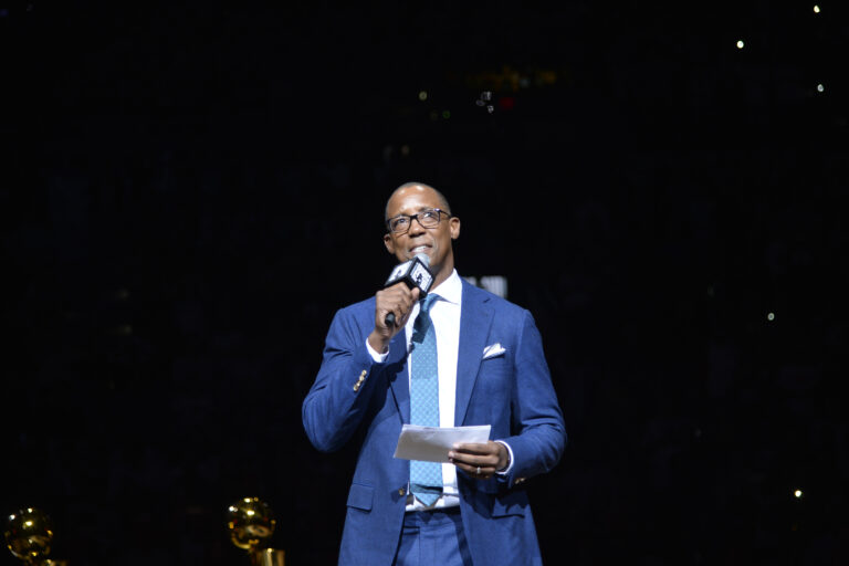 Open Thread: Sean Elliott surprises H-E-B shoppers with free groceries