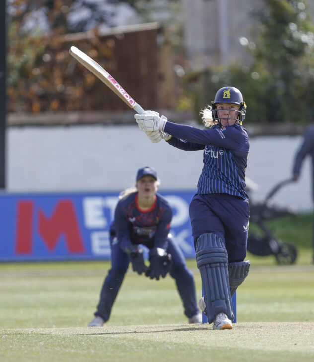 Pavely, Taylor star as Warwickshire swat aside Lancashire