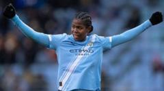 Shaw named Football Writers' Women's Player of Year