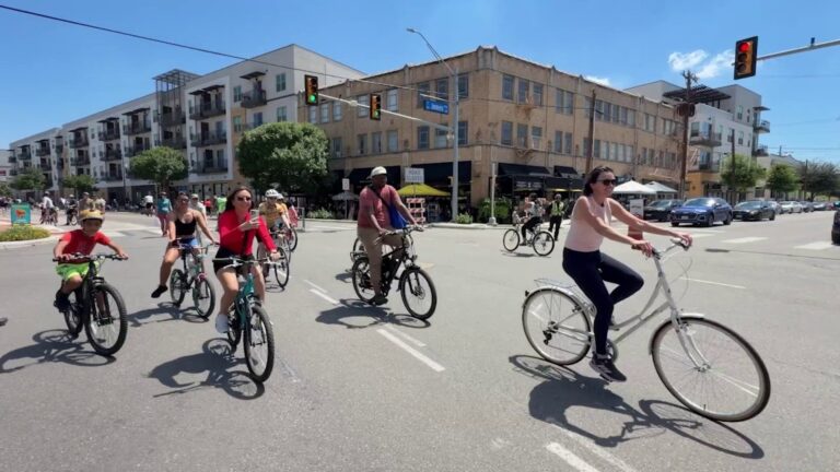 Síclovía returns to San Antonio after weather postponement, draws crowds to free event