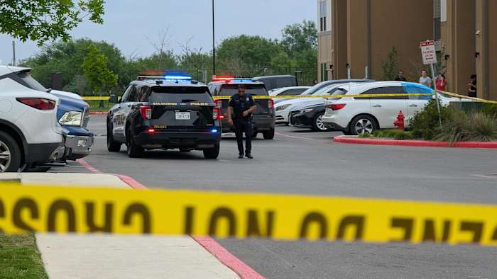 South Side love triangle dispute ends in man hospitalized with multiple stab wounds, SAPD says