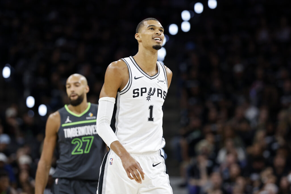 Spurs bounce back in Game 2, blow out Timberwolves to tie series