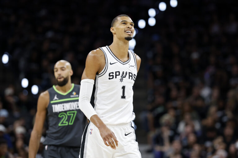 Spurs bounce back in Game 2, blow out Timberwolves to tie series